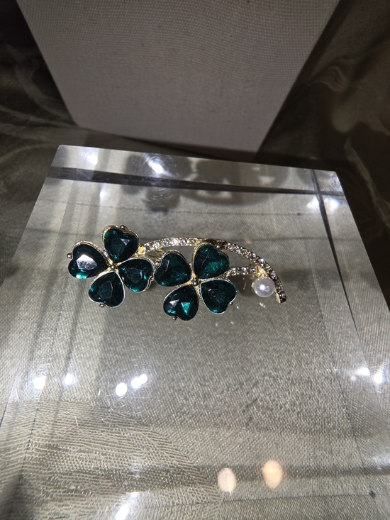 Jewelry - #1356 Gold-Tone Green Crystal Clover Brooch with Pearl Accent
